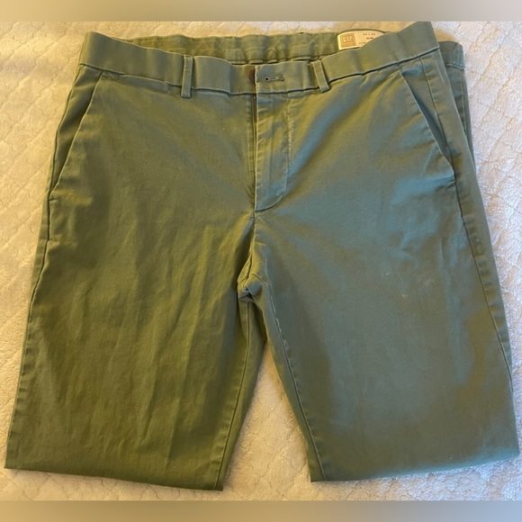 Back-to-School Special; Gently-worn Gap Khakis in Slim fit; W 43, L 32; Green - Picture 3 of 3